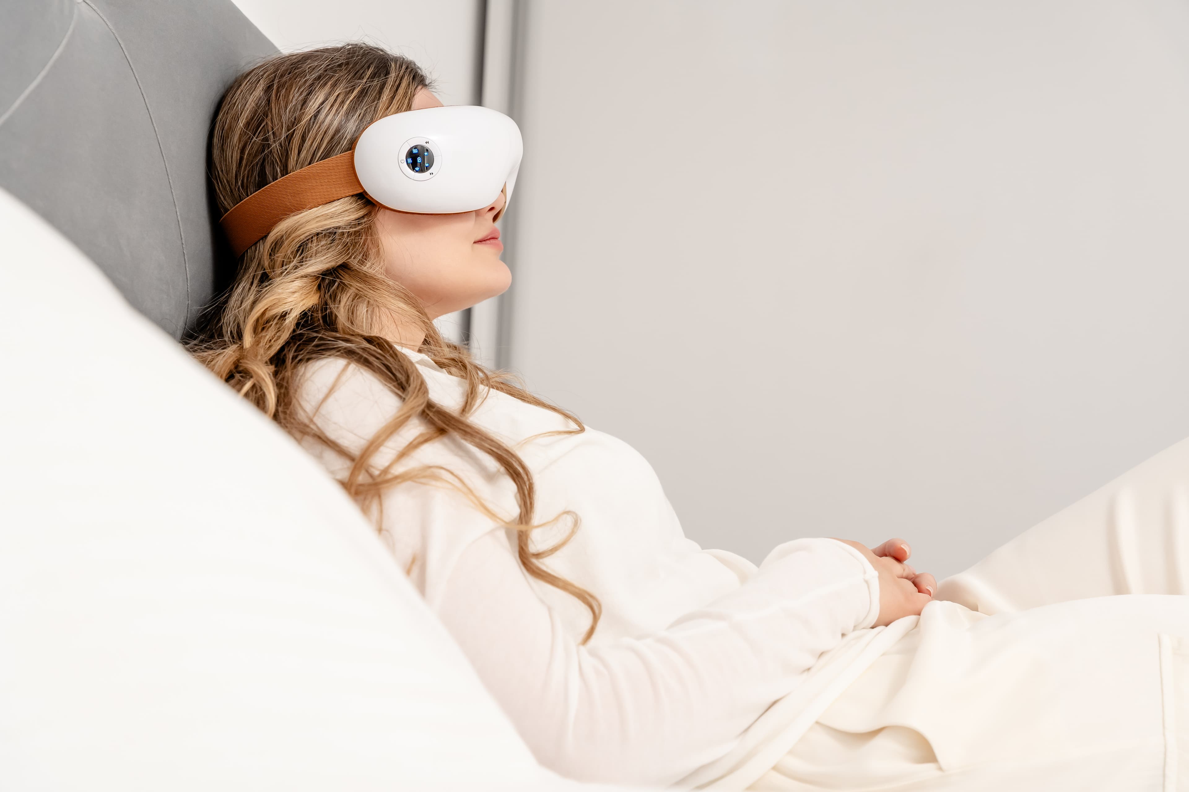 A készülék masszázspárnákat használ, amely az arc izmait lazítja.