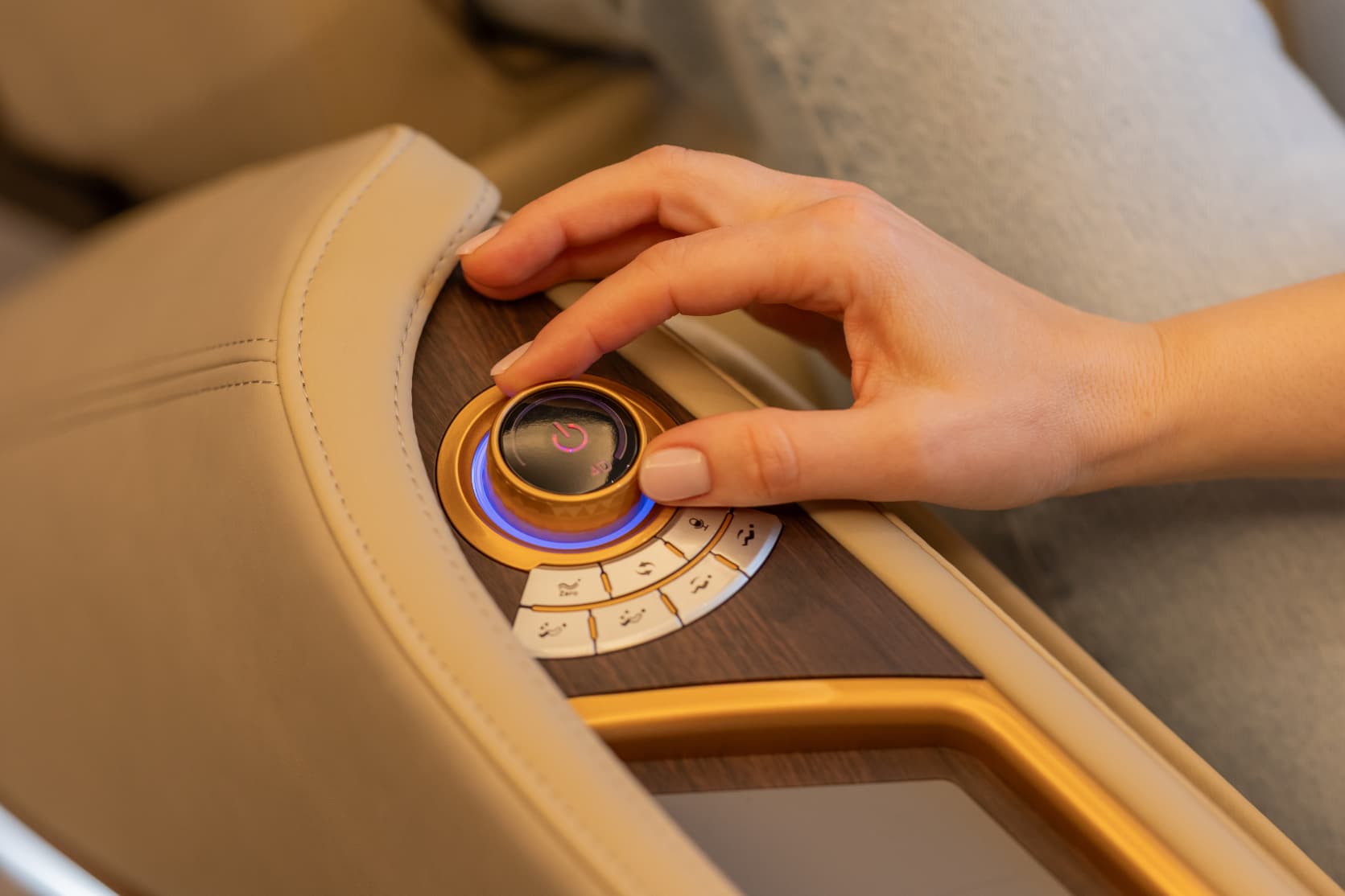 4D JOYSTICK- a masszázsfolyamat erősségi fokozatának beállításához