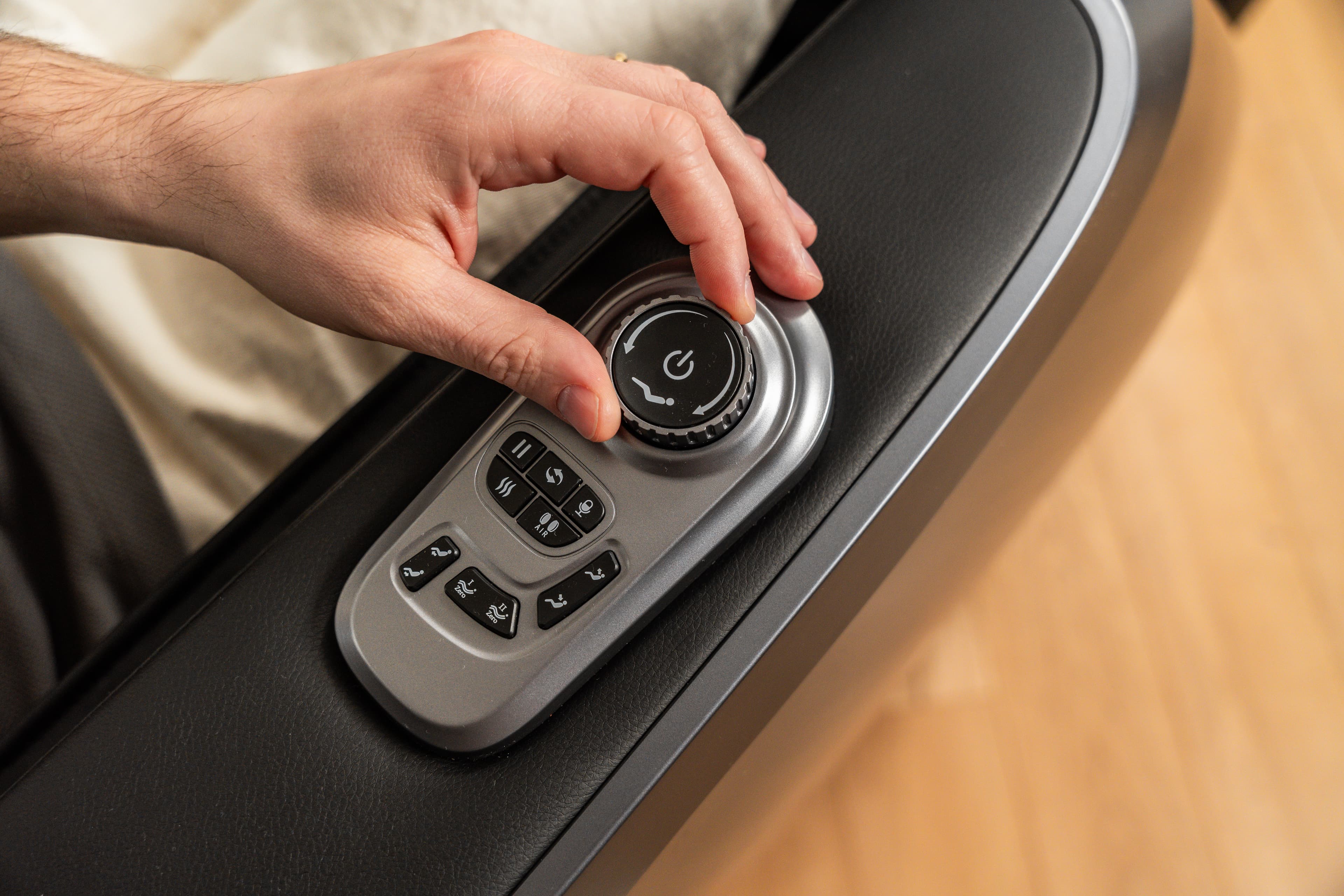 Gyorsvezérlő gombok a jobb kartámlán