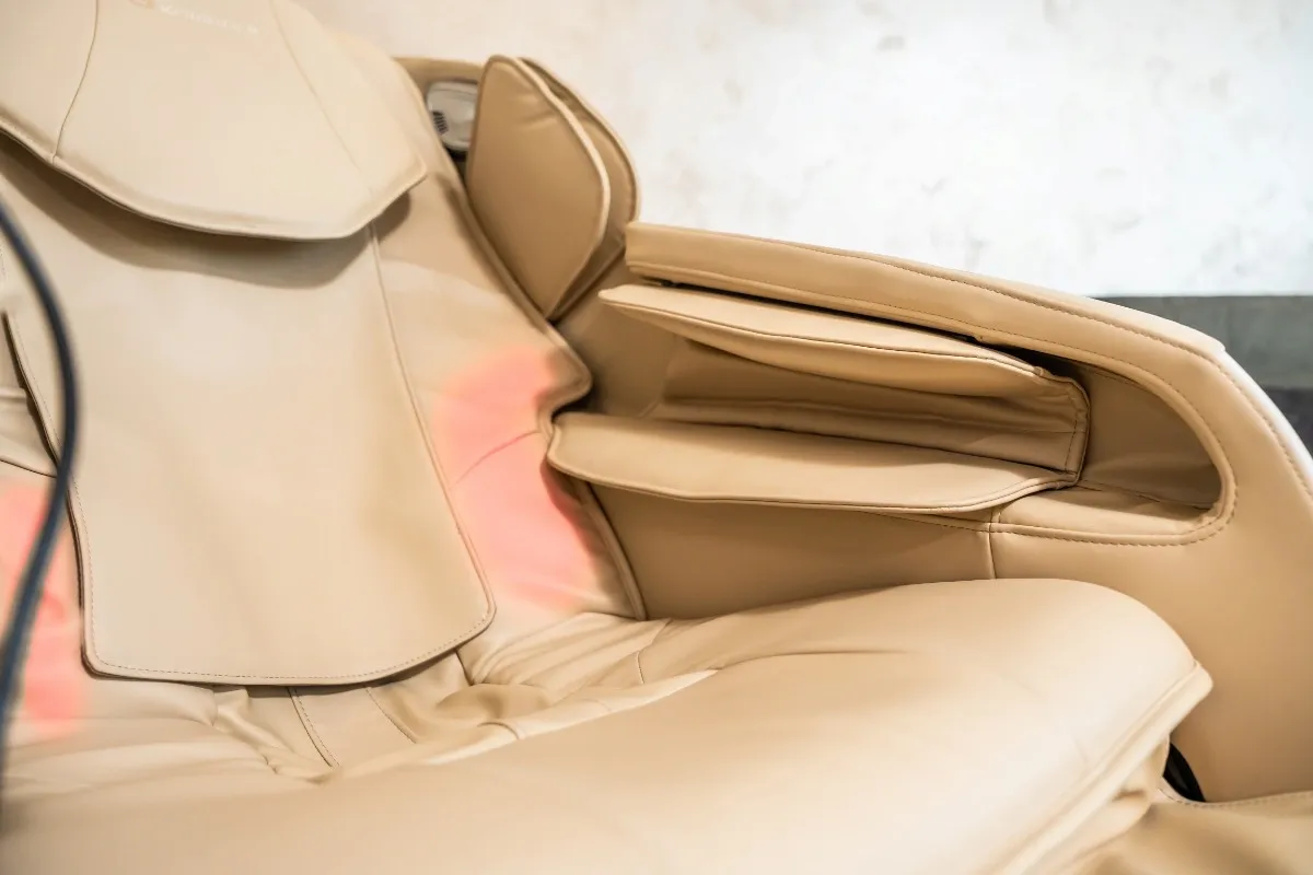 Melegítő funkcióval végzett egyidejű masszázs két testrészen